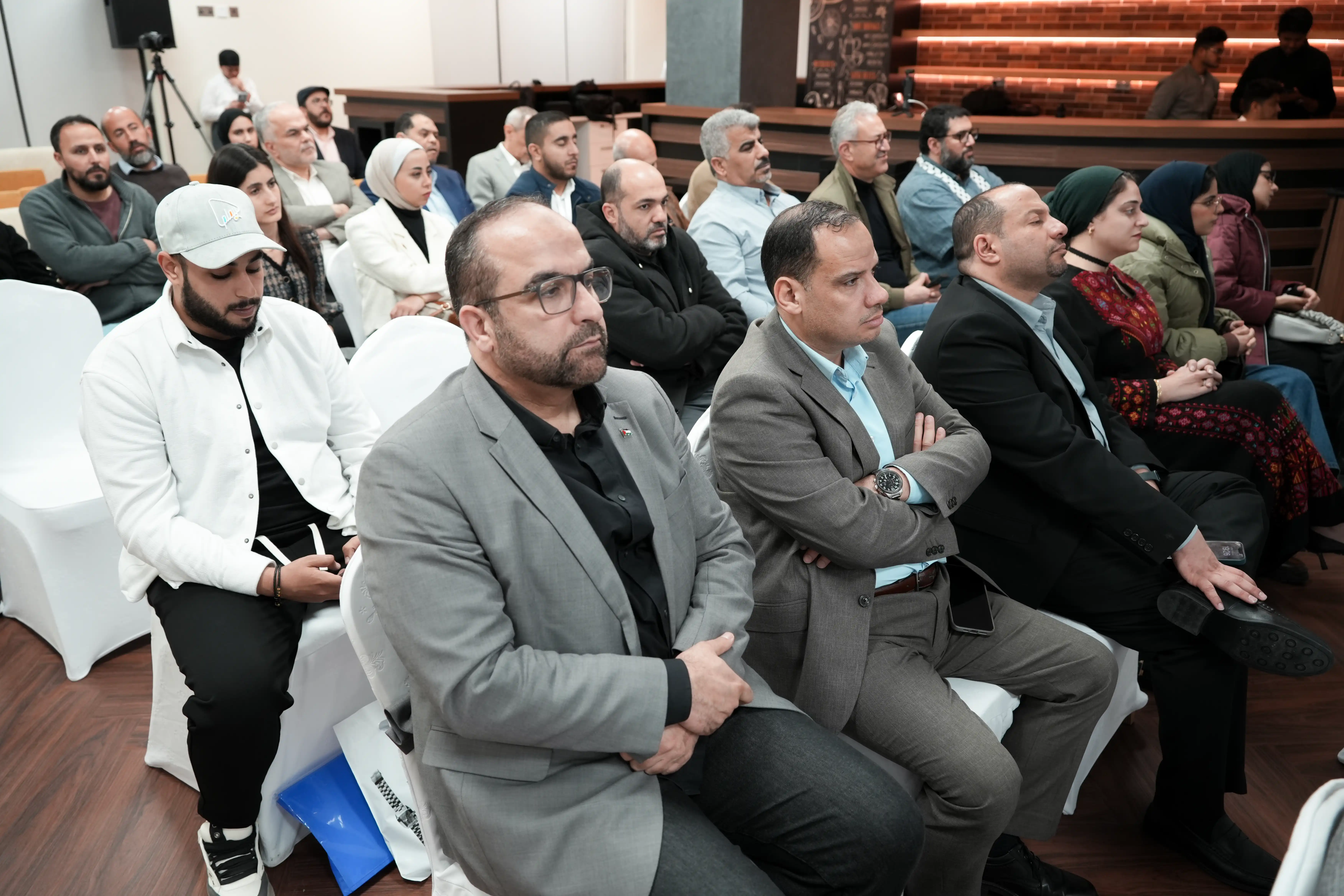 ضيوف  تدشين موسوعة المخيمات الفلسطينية